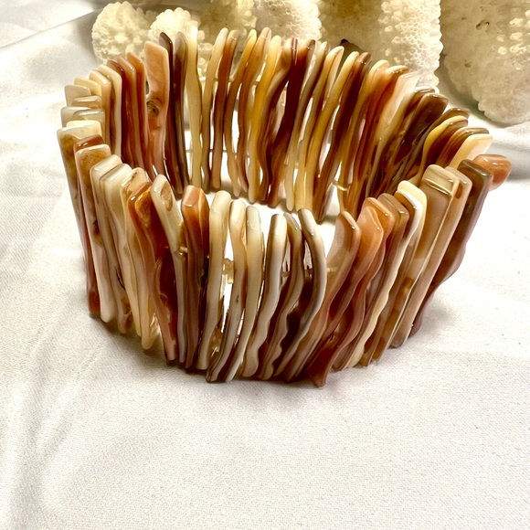Vintage Mother of pearls Natural Shell stretch Bracelet. - Picture 7 of 9